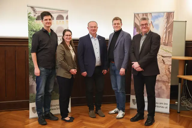 Martin Schott vom Klimabündnis OÖ, Tanja Denk von der Stadtgemeinde Braunau, Bürgermeister Johannes Waidbacher, Umwelt- und Klimalandesrat Stefan Kaineder und Stadtrat Günter Winterstätter (v. l. n. r.). | Foto: Land OÖ/Denise Stinglmayr