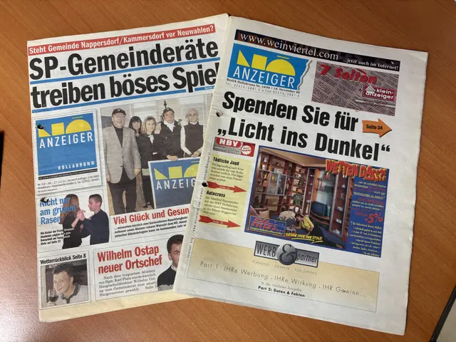 Rechts die Ausgabe 1999 NÖ Anzeiger mit gelber Schrift und links wanderte 2001 das Logo auf der Titelseite weiter in die Mitte.