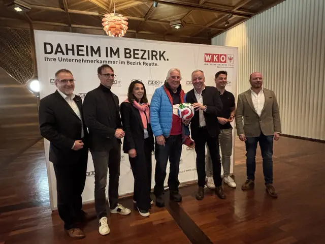 Der Vorstand des Werbe- und Ausstellungsvereins mit Bgm. Günter Salchner präsentierte das Motto der Wirtschaftsmeile 2026: „Die Wirtschaft bleibt am Ball“. | Foto: Evelyn Hartman/MeinBezirk