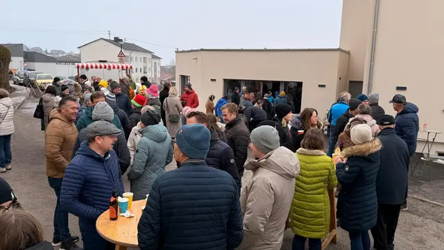 Ein Bild von der Eröffnung des Cafés. | Foto: Verein Hof-Markt