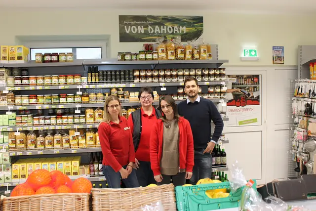 Chef Michael Wöran (r.) mit seinen Mitarbeiterinnen Christina Koll, Erna Mühlberger und Yvonne Huber (v. l.). | Foto: MeinBezirk/Gernot Fohler
