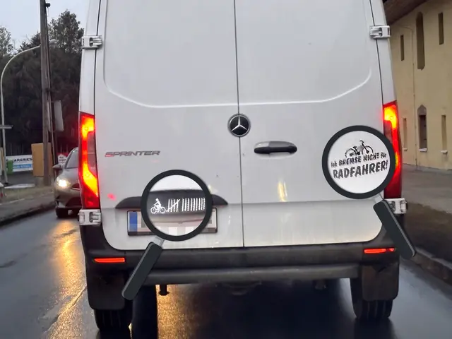 MeinBezirk hat die aus der Nähe gut lesbaren Aufkleber hervorgehoben, die auf einem weißen Kastenwagen mit oberösterreichischem Kennzeichen prangen: "Ich BREMSE NICHT für RADFAHRER!" ist auf der rechten Seite zu lesen. Über dem Nummernschild eine Stricherlliste mit Radfahrersymbol daneben. | Foto: Fotobearbeitung MeinBezirk – Fotos: zVg, cSmarterpix_Sunbeam_ks