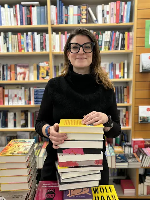 Seit Februar leitet die Salzburgerin Carmen Schwarz die Rupertus-Buchhandlung in der Stadt Salzburg. Sie schätzt es, wenn ein Buch sie überrascht.
 | Foto: Lisa Gold