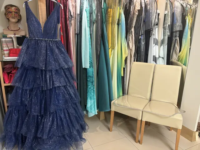 Die aktuellen Ballsaisontrends zeigen: Glamour bleibt, wird aber natürlicher, komfortabler und individueller.  | Foto: Jennifer Flechl / MeinBezirk