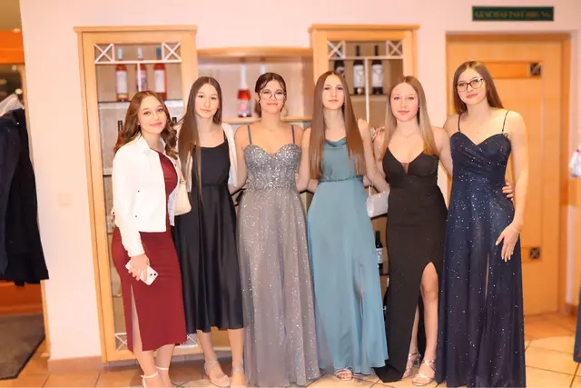 Die aktuellen Ballsaisontrends zeigen: Glamour bleibt, setzt aber verstärkt auf Natürlichkeit, Komfort und individuelle Looks.  | Foto: Alejandra Ortiz