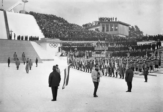 Eröffnung der Olympischen Winterspiele im Bergisel-Stadion in Innsbruck am 29. Januar 1964. | Foto: APA-Images / dpa / Heinz-Juergen Goettert