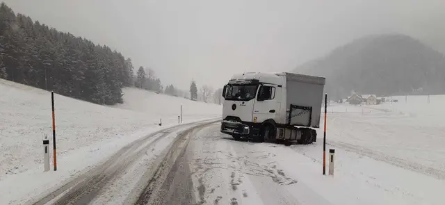 Der Sattelschlepper kam auf der winterlichen Fahrbahn nicht mehr weiter und geriet neben die Straße. | Foto: Feuerwehr St. Aegyd Markt
