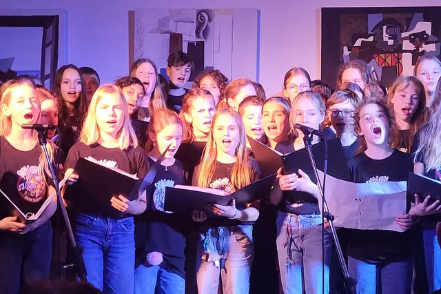 Über 150 Sängerinnen und Sänger aus den 1. bis 8. Klassen standen auf der Bühne und begeisterten das Publikum mit einem abwechslungsreichen, mitreißenden Programm. | Foto: Gym Schärding