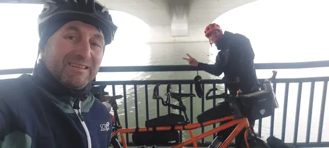 Leo Lengauer (l.) und Martijn Langhorst unter der Donaubrücke Traismauer in Niederösterreich. | Foto: Leo Lengauer