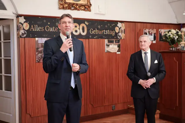 Thomas Schäfer-Elmayer (r.) gründete die gleichnamige Tanzsschule. Markus Figl gratulierte zum Geburtstag. | Foto: Sebastian Mühlbauer