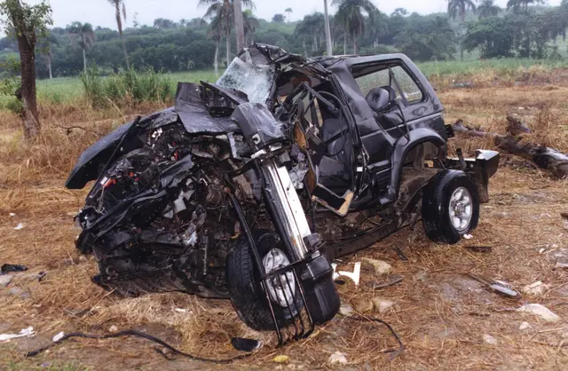 Der total zerstörte Jeep von Falco. | Foto: APA-Images / APA / MERLIN