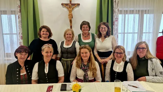 Bgm. Doris Dirnberger, Rosalinde Perstaller, GV Martina Auer und GR Andrea Neundlinger (alle 2.R) mit dem Vorstand der Katholischen Frauenbewegung St. Pankrazen. | Foto: privat