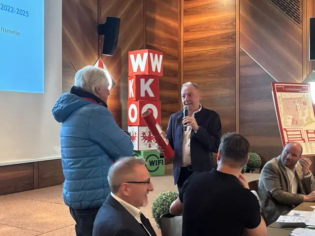 Wolfgang Wohlgenannt erhielt für sein Engagement als langjähriger Messemanager ein Stück vom "Roten Teppich". | Foto: Evelyn Hartman/MeinBezirk