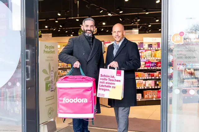 foodora Geschäftsführer Alexander Gaied und BIPA Geschäftsführer Andreas Persigehl freuen sich über das erweiterte Angebot. | Foto: BIPA Parfumerien Gesellschaft m.b.H / Robert Harson