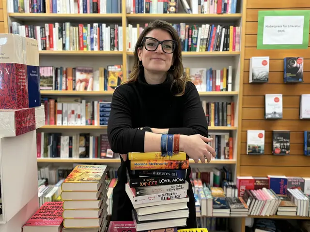 Seit Februar leitet die Salzburgerin Carmen Schwarz die Rupertus-Buchhandlung in der Stadt Salzburg. Sie schätzt es, wenn ein Buch sie überrascht.
 | Foto: Lisa Gold
