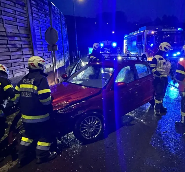 Schwerer Unfall im Bereich der Ausfahrt aus der Unterflurtrasse Voitsberg mit zwei Verletzten. | Foto: FF Voitsberg