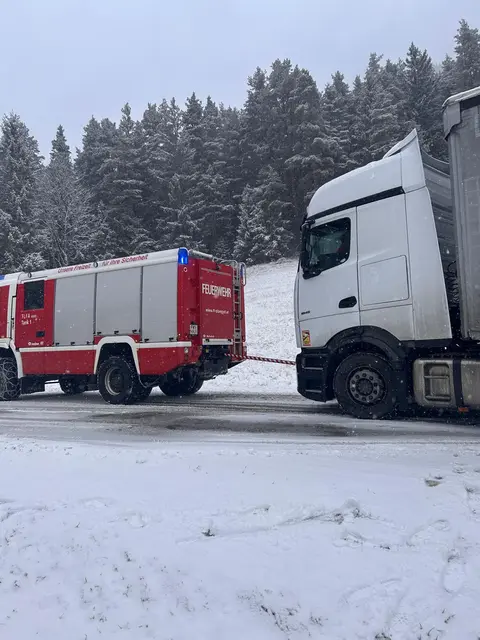 Das Tanklöschfahrzeug übernahm das kontrollierte Herausziehen des Schwerfahrzeugs. | Foto: Feuerwehr St. Aegyd Markt