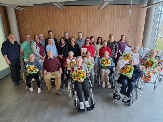 Jubilarinnen, Angehörige und Ehrengäste mit Mitarbeiterinnen und Mitarbeitern sowie der Dualen Führung. | Foto: PBZ Scheiblingkirchen