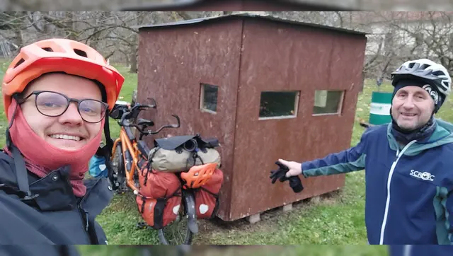 Martijn Langhorst (l.) und Leo Lengauer aus Lasberg vor einer Jagdhütte, in der sie nächtigten. | Foto: Leo Lengauer