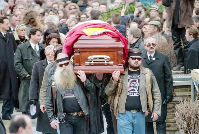 Die Besetzung von Hans Hölzel alias Falco am 15. Februar 1998 glich einem Staatsbegräbnis. Mitglieder des Motorradklubs "Outsider Austria" übernahmen das Tragen des Sargs. | Foto: APA-Images / brandstaetter images / Votava