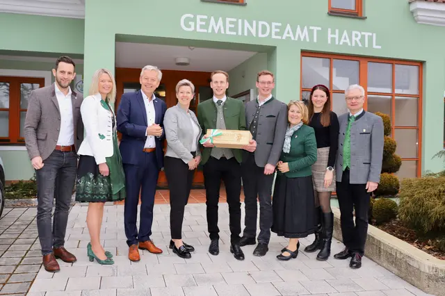 Zur Lichtmess' übergab Hermann Grassl (rechts) unter Beisein zahlreicher Ehrengäst die Geschicke der Gemeinde Hartl an den neuen Bürgermeister Thomas Pußwald (Mitte). | Foto: Gemeinde Hartl