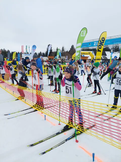 Den Auftakt zum 46. Steiralauf machte das Kids Race, bei dem 170 Kinder an den Start gingen.  | Foto: Langlauf Mürztal
