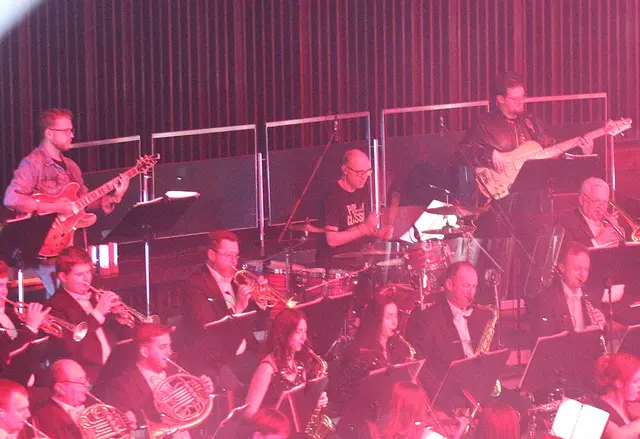 Eine Pop-Band wurde in das K&amp;K Philharmoniker Orchester integriert.  | Foto: Da Capo