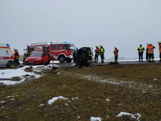 Eines der beiden Unfallautos landete auf der Seite.  | Foto: FF Geiersberg-Pramerdorf