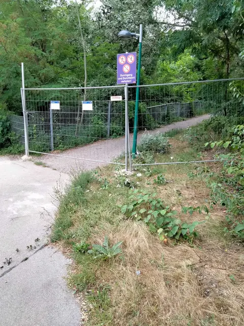 Teile des Goldnesselwegs sind gesperrt. Eine Bürgerinitiative warnt vor dem permanenten Wegfall des Durchgangs. | Foto: Bürgerinitiative S80 Lobau