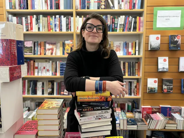 Seit Februar leitet die Salzburgerin Carmen Schwarz die Rupertus-Buchhandlung in der Stadt Salzburg. Sie schätzt es, wenn ein Buch sie überrascht.
 | Foto: Lisa Gold