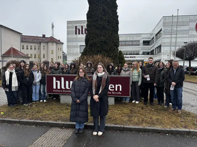 Die Initiatorinnen des Projekts stellten den Schülerinnen und Schülern der HLW Leoben ihren Audioguide-Spaziergang zu den Stolpersteinen vor. | Foto: Laura Jung
