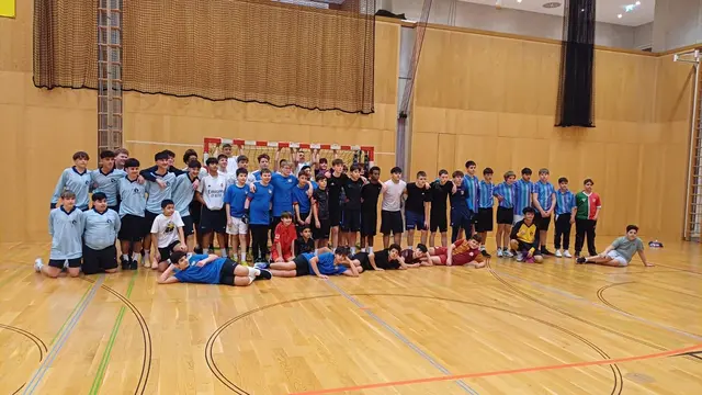 Spannende Spiele und faire Duelle prägten das Jugend-Hallenfußballturnier in Absam. | Foto: JAM