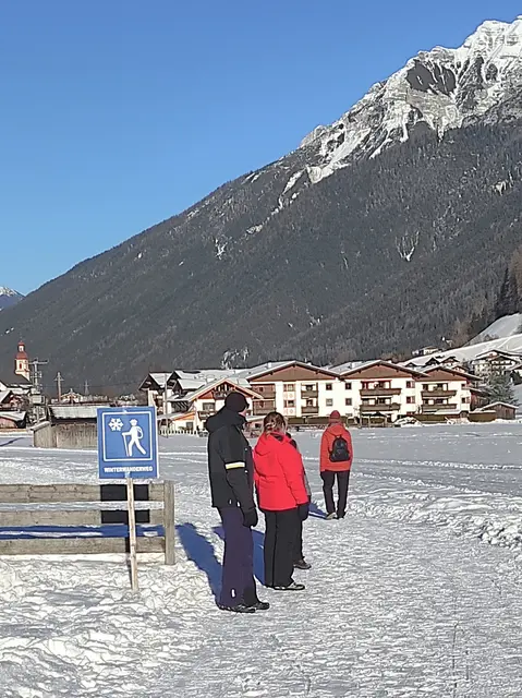 Spaziergänger schätzen die Winterwanderwege | Foto: TBW Est. Stubai
