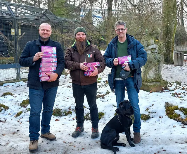 Die städtischen Welser Tierpflegerinnen und Tierpfleger dürfen sich über 700 Packungen Schutzhandschuhe von der Firma Transgourmet freuen. | Foto: Rammerstorfer