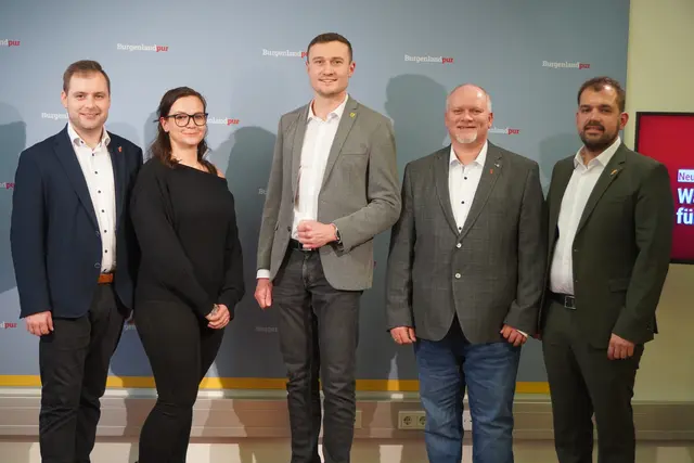 SPÖ-Landesgeschäftsführer Kevin Friedl, Ortsparteivorsitzender-Stv.in Julia Plachy, Spitzenkandidat Stefan Wallentich, SPÖ Landesgeschäftsführer Friedrich Radlspäck und Bezirksparteivorsitzender Labg. BGM Kilian Brandstätter | Foto: Jennifer Flechl / MeinBezirk