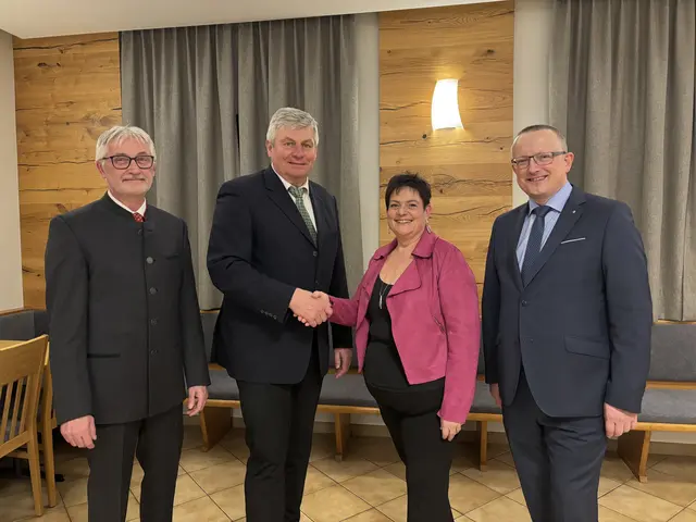 Bürgermeisterin Martina Kranzl mit Vorgänger Herbert Froschauer. Links der neue Vizebürgermeister Rudolf Wimmer-Haubner. Rechts am Bild Bezirkshauptmann Werner Kreisl, der die Angelobungen vornahm. | Foto: MeinBezirk Perg/Köck