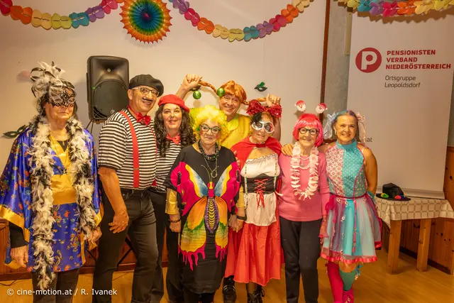 Die sechs besten Kostüme (Waltraud, Martin und Dagmar, Traude, Harald, Herta, Maria mit Sonja Sestak(vlnr). | Foto: cine-motion.at / R. Ivanek