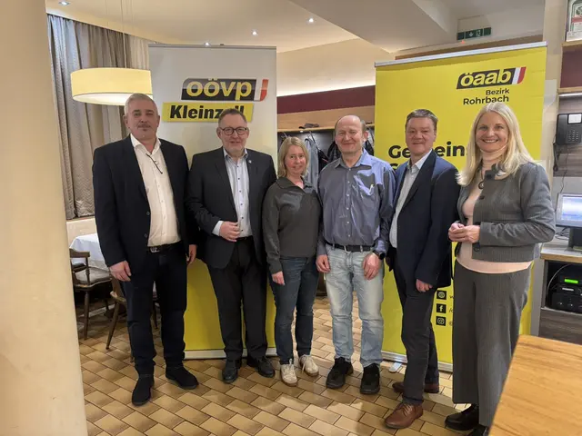 Im Rahmen des Gemeindeparteitages wurde auch der ÖAAB-Vorstand neu gewählt. Alfred Mikota (3. v. r.) wurde als Obmann bestätigt. | Foto: OÖVP/Gierlinger