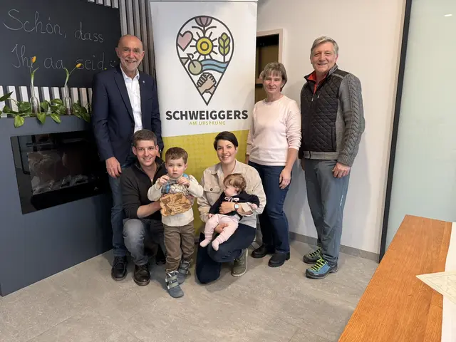 Bürgermeister Josef Schaden mit Stefan, Elias, Nicole und Leona Wally, GfGR Martina Honeder und Vizebürgermeister Günther Prinz. | Foto: Marktgemeinde Schweiggers