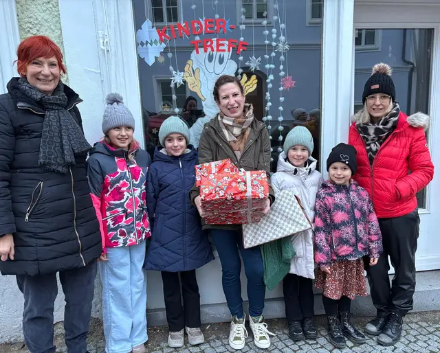 Eine alleinerziehende Mutter aus der Region freute sich über 600 Euro aus dem Erlös der Veranstaltung "Kinder, Keks und Kabarett". | Foto: Kinderfreunde Schärding