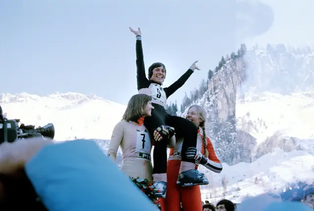 Damen Abfahrtslauf in der Axamer Lizum: Rosi Mittermaier, die Siegerin, auf den Schultern von Brigitte Totschnig (Österreich, li.) und Cindy Nelson (USA), aufgenommen am 08.02.1976.

 | Foto: APA-Images / dpa