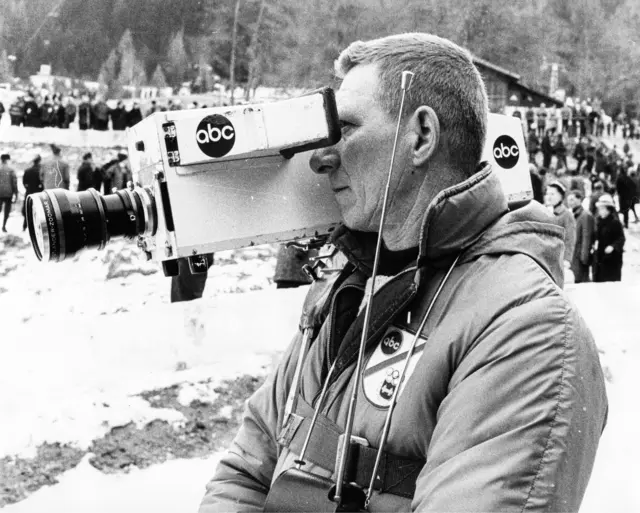 Kameramann aus der USA mit an Schulter fixierter kleiner TV-Kamera. | Foto: APA-Images / brandstaetter images / Votava 