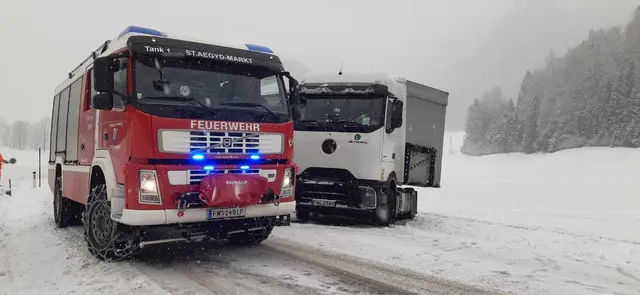 Die Feuerwehr St. Aegyd wurde am Vormittag zur Lkw-Bergung auf die B21 alarmiert. | Foto: Feuerwehr St. Aegyd Markt