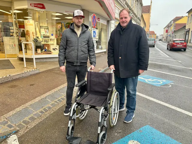 Gemeinsam mit Stadtrat Manfred Daniel und Mario Don, Sachbearbeiter für Verkehrsangelegenheiten und Bauverwaltung, folgte ein Lokalaugenschein. | Foto: Markus Kahrer
