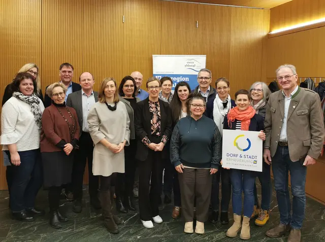 eilnehmerinnen und Teilnehmer des Vernetzungstreffens für Gesundheit und Soziales gemeinsam mit den Referentinnen Renate Reingruber (NÖGUS) und Anita Eibenberger (Community Nurse in Lunz), Regionalberaterin Sarah Kühr (NÖ Dorf- und Stadterneuerung) sowie Standortbürgermeister Friedrich Fahrnberger | Foto: Christoph Ruspekhofer