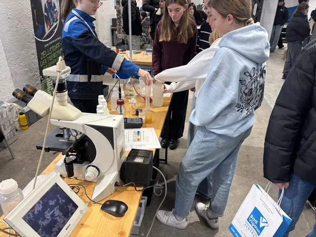 Einige der Betriebe lassen die Jugendlichen gleich ganz in die Arbeit eintauchen und laden zum Ausprobieren und Handwerken an Probierstationen ein. | Foto: MeinBezirk Salzburg