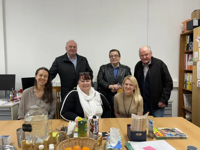 Vizedirektorin Isabell Netzthaler, Bürgermeister Franz Stockinger, Volksschuldirektorin Petra Reichl, Amtsleiter Rainer Wokatsch, Geschäftsführerin Hildegard Weiß-Ulbing und Seniorchef Matthias Lienbacher.  | Foto: MeinBezirk/Anja Kern