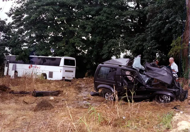 Der total zerstörte Jeep von Falco. | Foto: APA-Images / APA / MERLIN