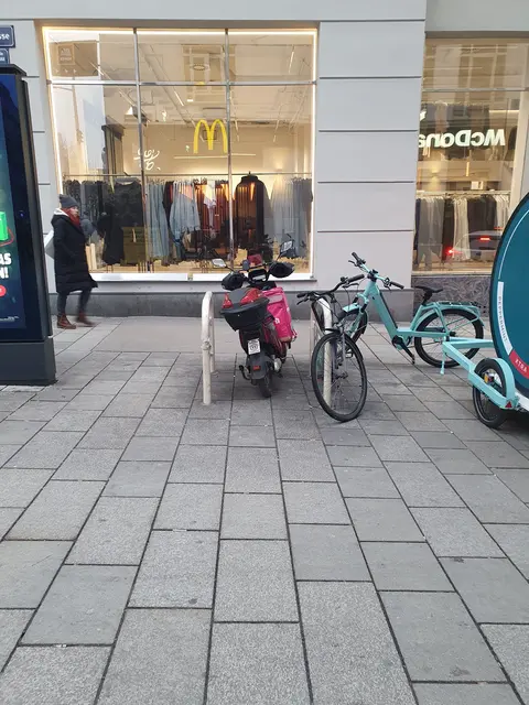 Sehen aus wie Mopeds, sind aber rechtlich gesehen Räder: Das Abstellen von E-Rollern mit einer Bauartgeschwindigkeit bis 25 km/h ist erlaubt.  | Foto: z.V.g.