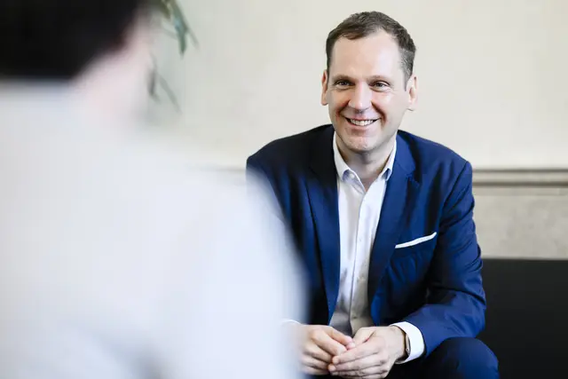SPÖ-Klubobmann Philip Kucher ortet eine Zwei-Klassenmedizin in Österreich. "Dass das Gesundheitssystem schlechter geworden ist, ist nicht die Schuld der Ärztinnen und Ärzte oder der Pflegerinnen und Pfleger, sondern ist das Ergebnis falscher politischer Entscheidungen in den letzten Jahren." | Foto:  David Visnjic